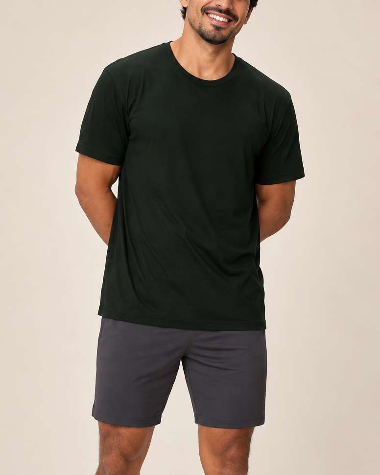 Camiseta esportiva masculina preta e short cinza