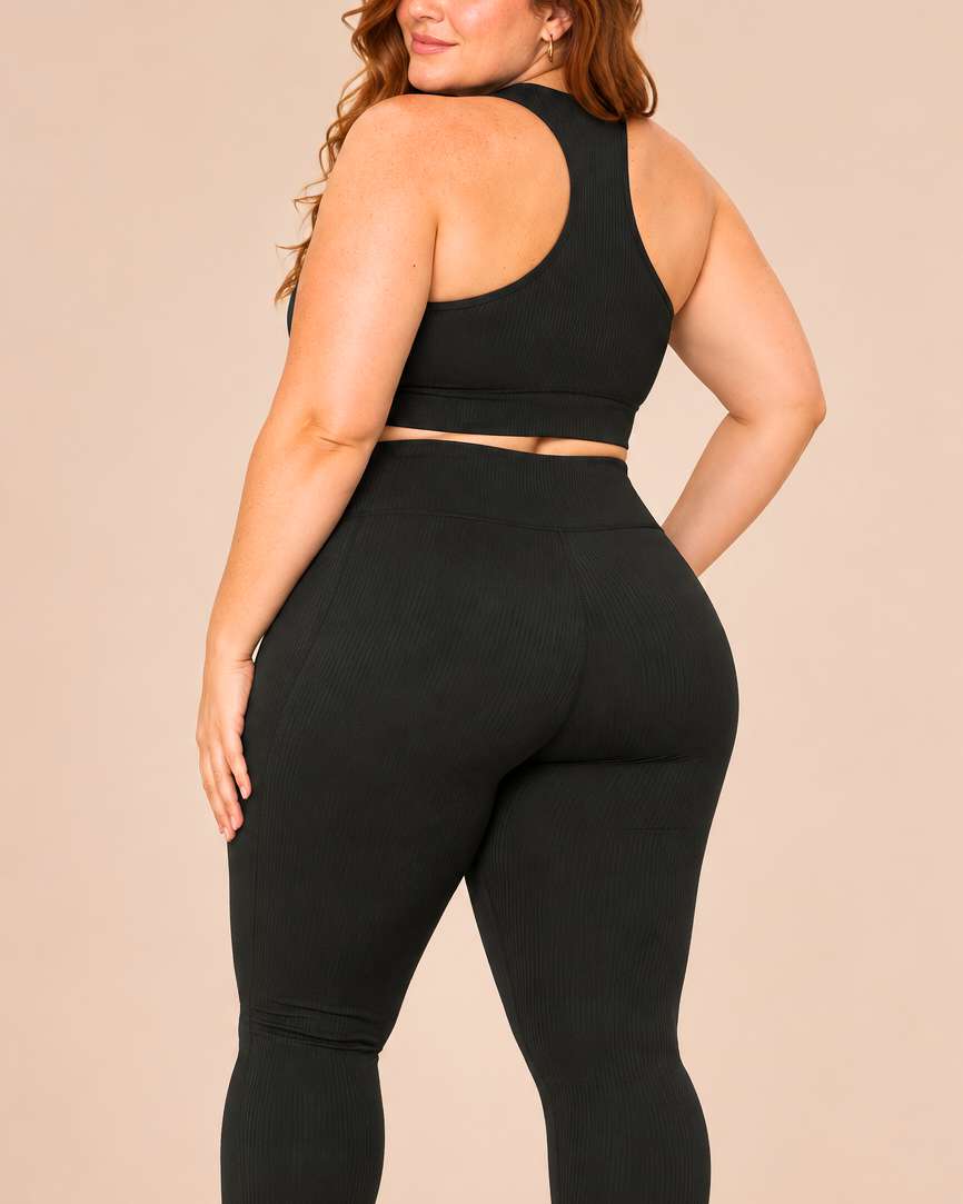 Conjunto fitness preto com top e legging