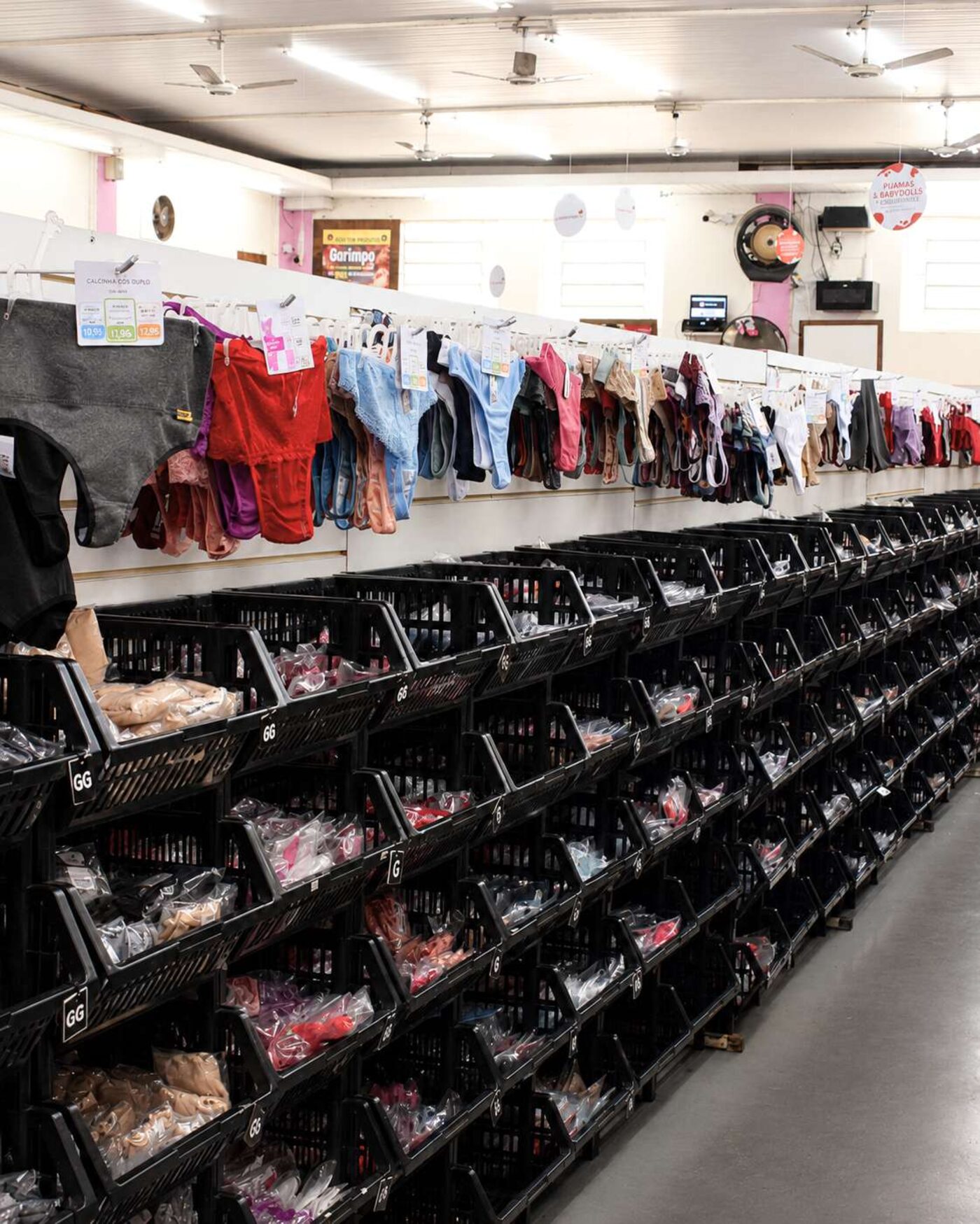 Interior da loja Capital da Lingerie
