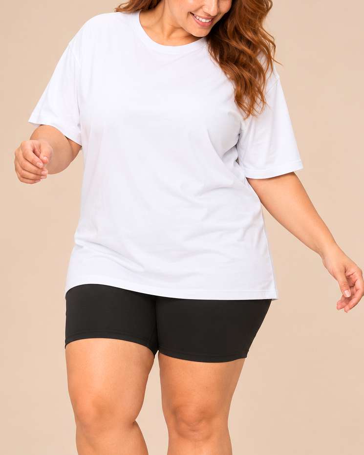 Camiseta esportiva branca e short preto
