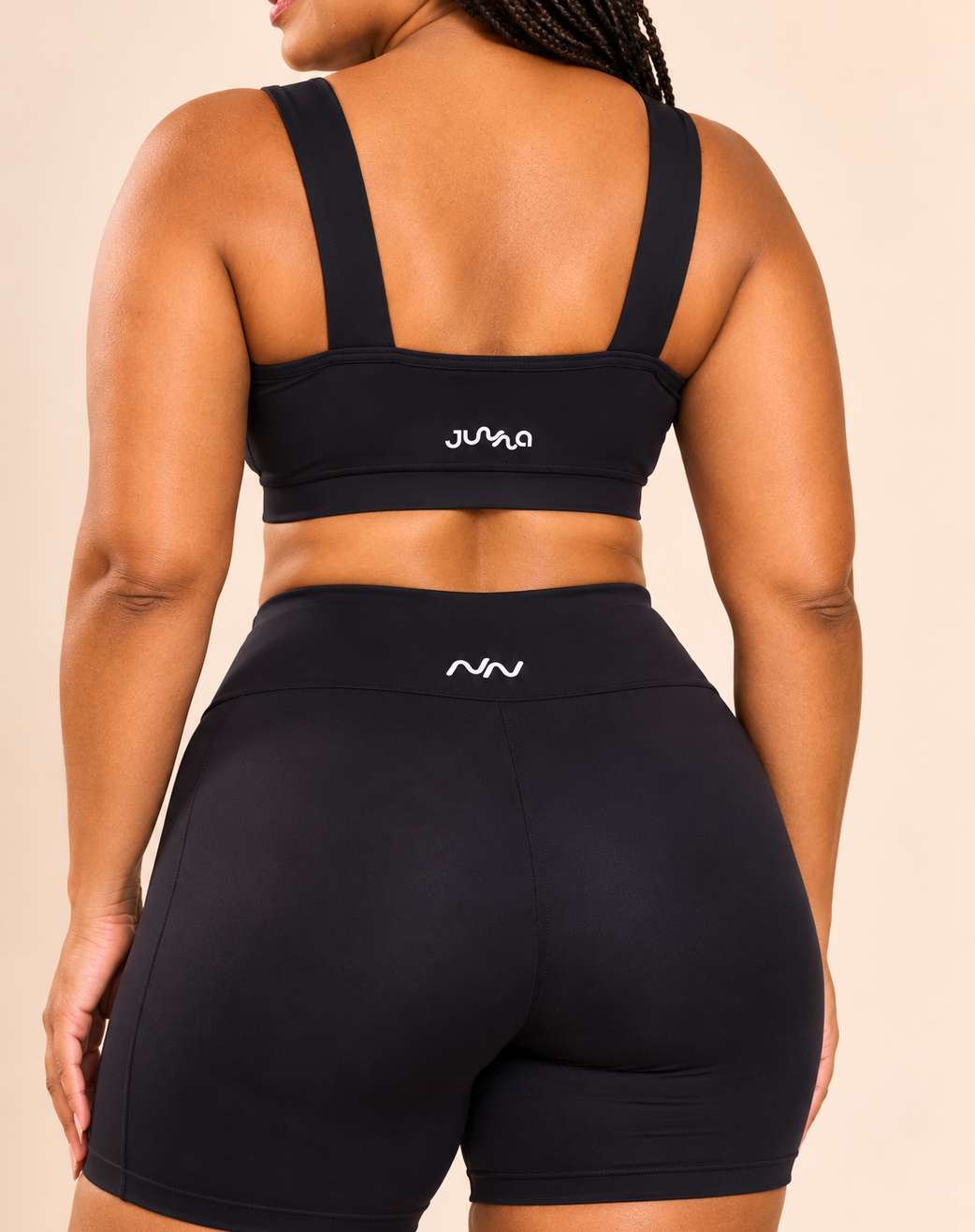 Conjunto fitness preto com top e short em vista posterior