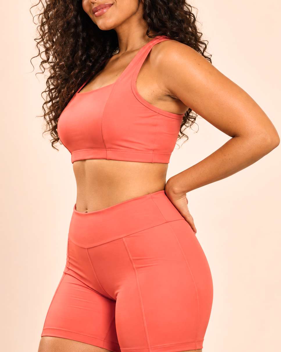 Conjunto fitness coral com top e short