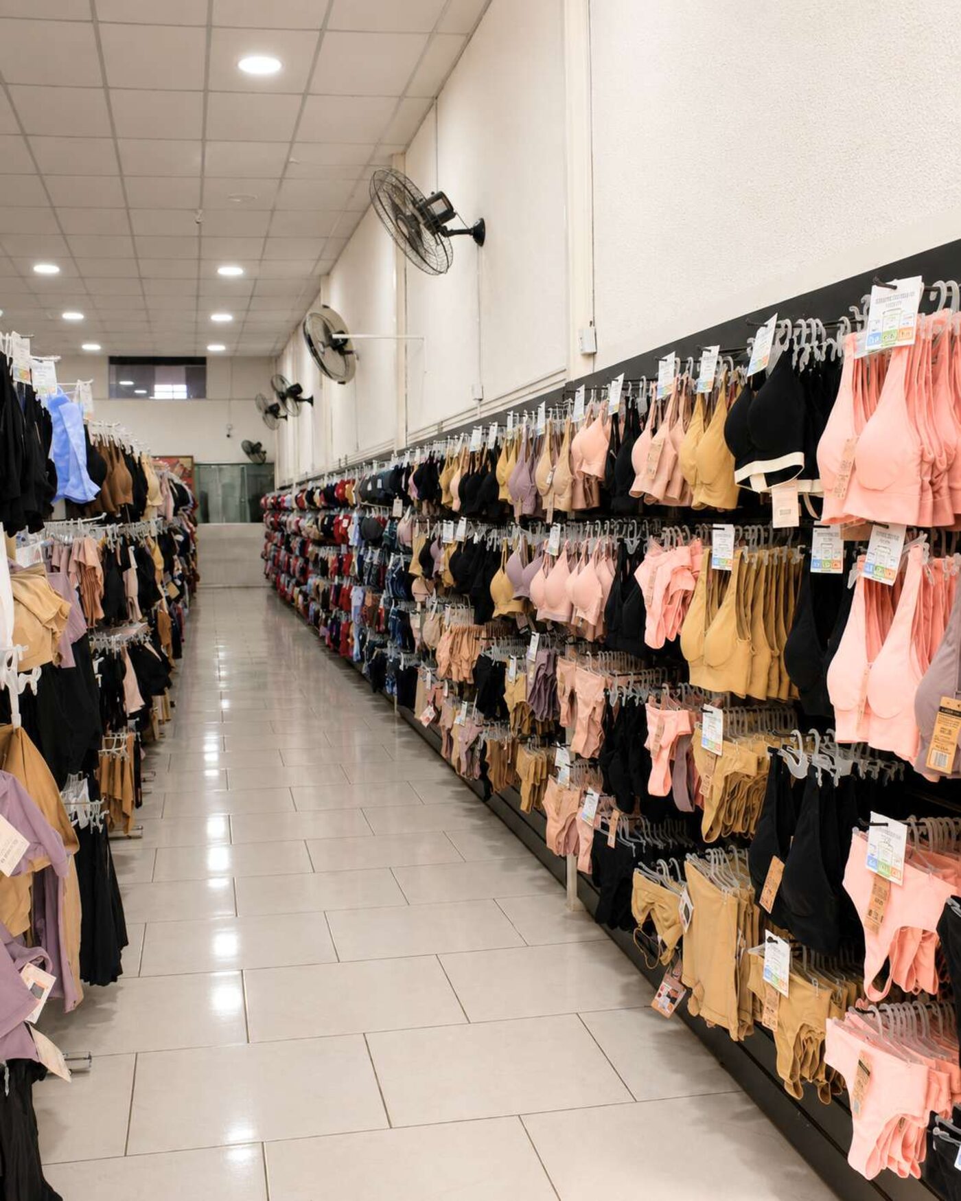 Araras de roupas na Capital da Lingerie
