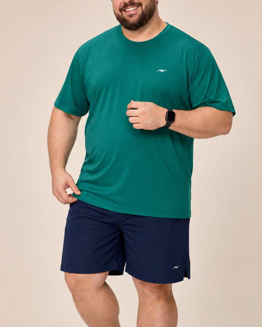 Camiseta esportiva masculina verde e short azul