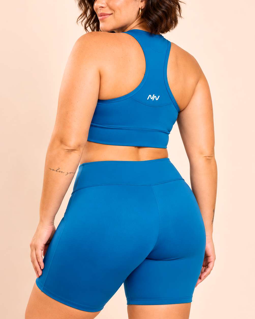Conjunto fitness azul com top e short em vista posterior