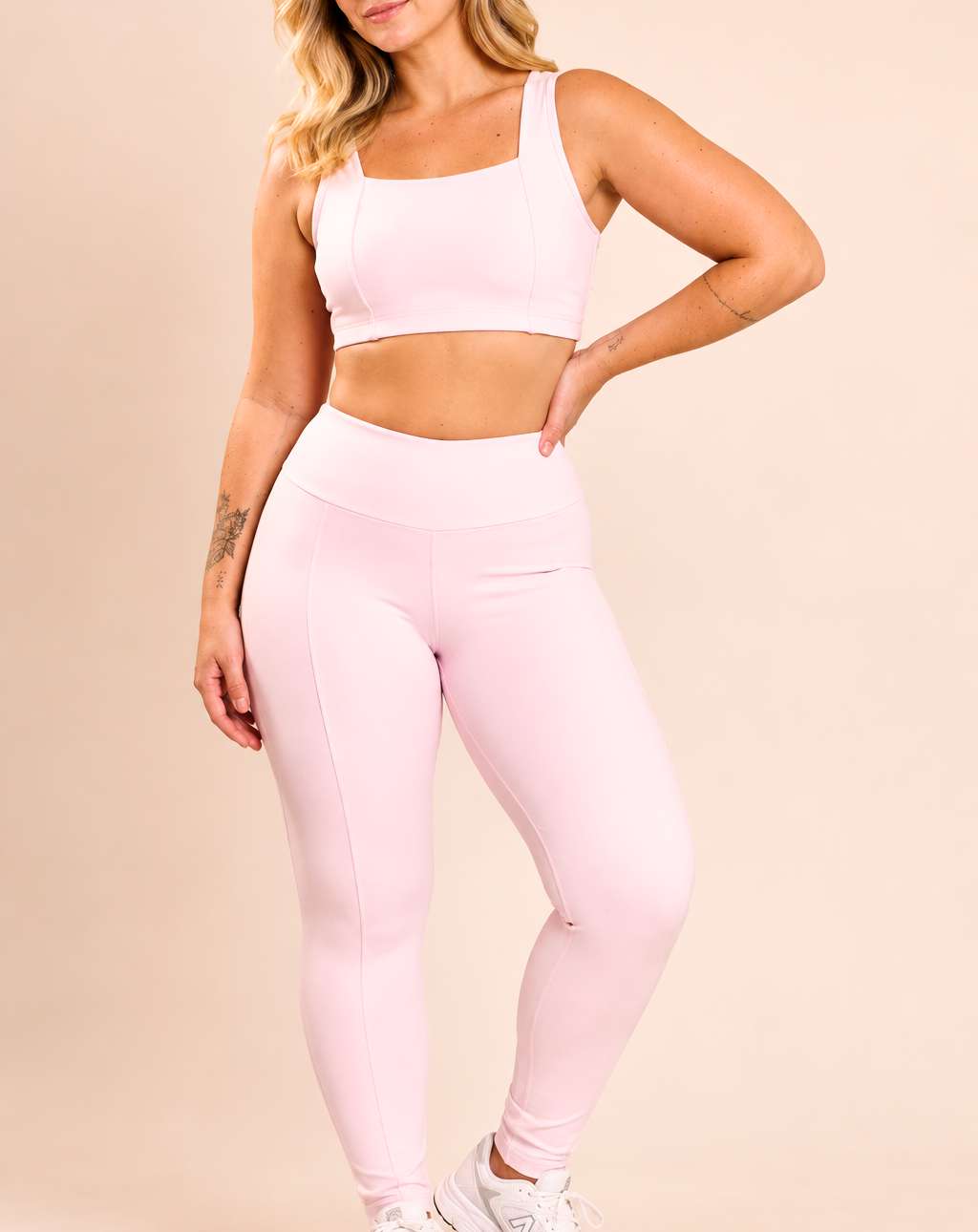 Conjunto fitness rosa claro com top e legging