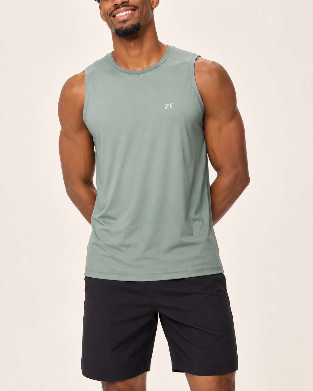 Regata esportiva masculina verde e short preto
