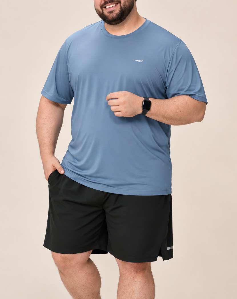 Camiseta esportiva masculina azul e short preto