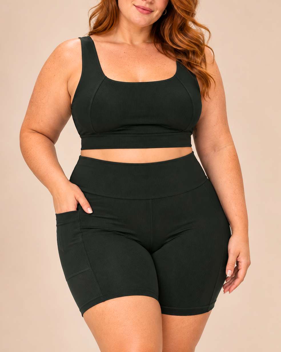 Conjunto fitness verde escuro com top e short