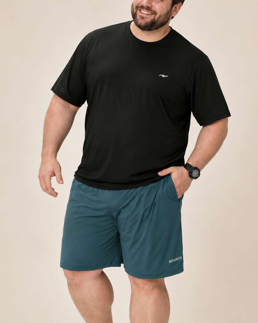 Camiseta esportiva masculina preta e short verde